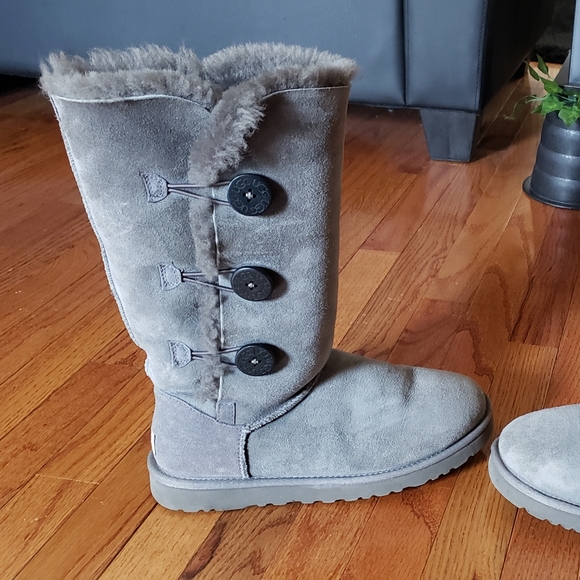 Tall grey Bailey Button UGGS and care kit - Picture 2 of 13